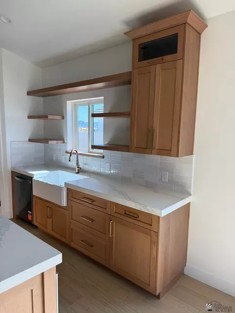 Kitchen - 10811 E 46 Pl, Yuma, AZ 85367 photo 5 of 6
