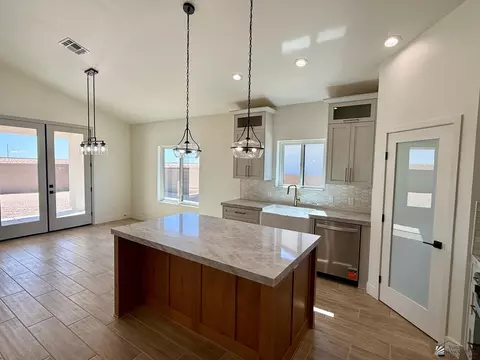 Kitchen - 10811 E 46 Pl, Yuma, AZ 85367 photo 4 of 6
