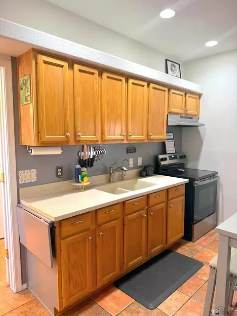 Kitchen - 13686 E 49 St, Yuma, AZ 85367 photo 3 of 7
