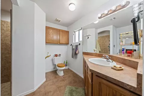 Bath - 11660 E Alpha Way, Yuma, AZ 85367 photo 2 of 3