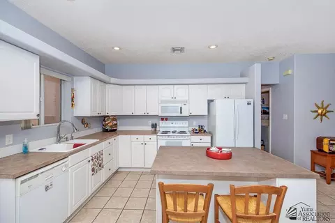 Kitchen - 12597 E 46 Dr, Yuma, AZ 85367 photo 2 of 5