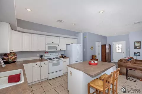 Kitchen - 12597 E 46 Dr, Yuma, AZ 85367 photo 4 of 5