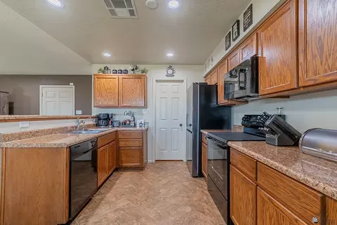 Kitchen - 7650 E 40 Pl, Yuma, AZ 85365 photo 2 of 5