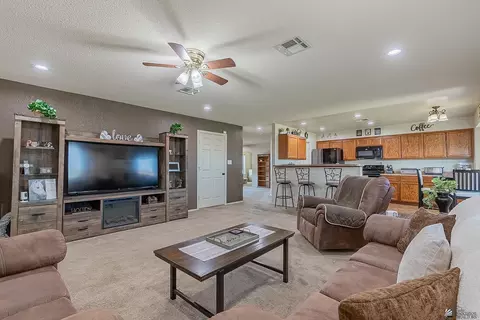 Living - 7650 E 40 Pl, Yuma, AZ 85365 photo 1 of 8