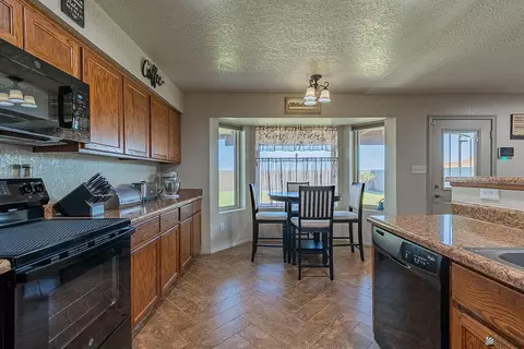 Kitchen - 7650 E 40 Pl, Yuma, AZ 85365 photo 4 of 5