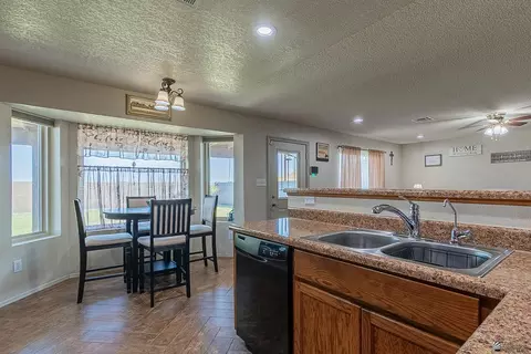 Kitchen - 7650 E 40 Pl, Yuma, AZ 85365 photo 3 of 5