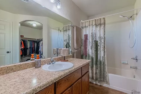 Bath - 7650 E 40 Pl, Yuma, AZ 85365 photo 1 of 2