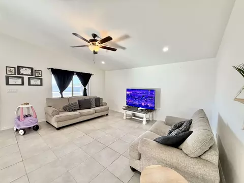 Living - 11592 E 33 Ln, Yuma, AZ 85367 photo 2 of 3
