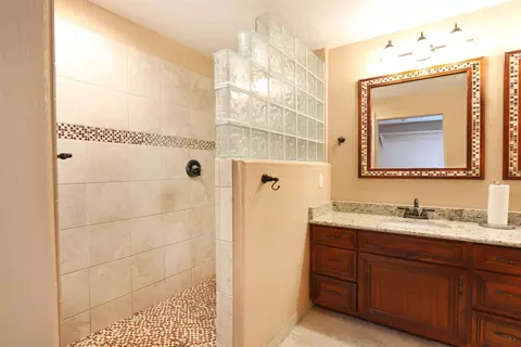 Bath - 14704 E 53 St, Yuma, AZ 85367 photo 2 of 3