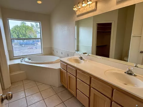 Bath - 10563 E 36 Pl, Yuma, AZ 85365 photo 2 of 3
