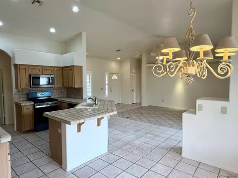 Kitchen - 10563 E 36 Pl, Yuma, AZ 85365 photo 2 of 4