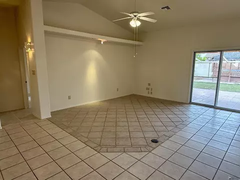 Living - 10563 E 36 Pl, Yuma, AZ 85365 photo 2 of 4