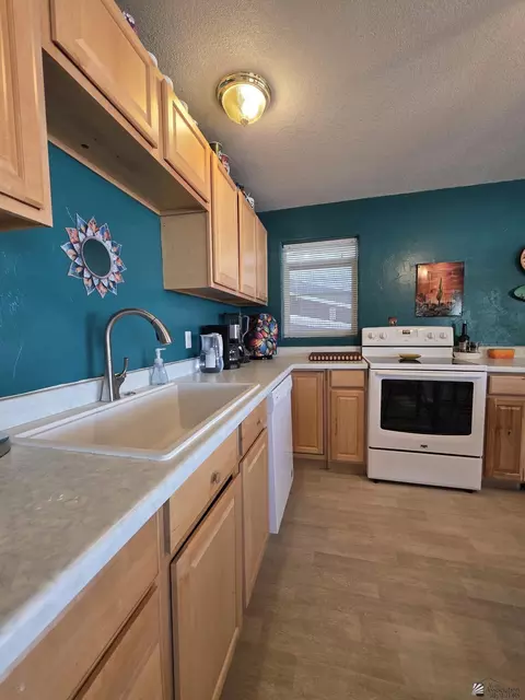 Kitchen - 13641 E 52 Dr, Yuma, AZ 85367 photo 2 of 3