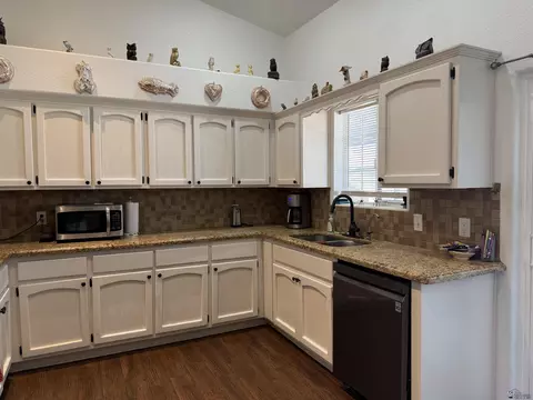 Kitchen - 9587 E 38 Pl, Yuma, AZ 85365 photo 2 of 5