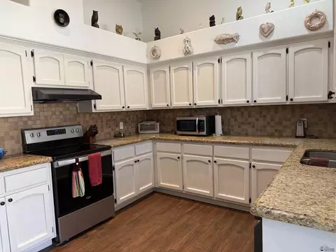 Kitchen - 9587 E 38 Pl, Yuma, AZ 85365 photo 4 of 5
