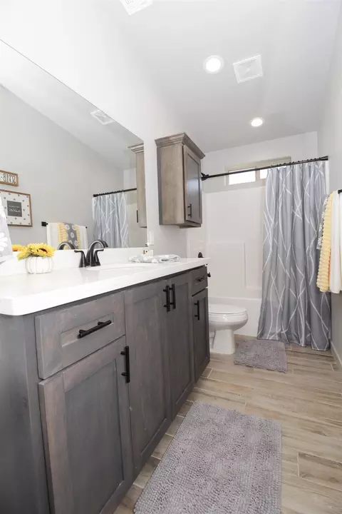 Bath - 11630 E 33 Way, Yuma, AZ 85367 photo 3 of 3