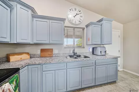 Kitchen - 9596 E 36 St, Yuma, AZ 85365 photo 2 of 4