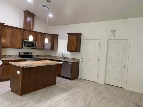 Kitchen - 10958 E 46 Pl, Yuma, AZ 85367 photo 3 of 4