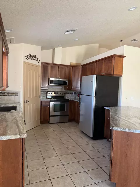 Kitchen - 12363 E 39 Way, Yuma, AZ 85367 photo 2 of 2