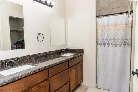 Bath - 12670 E 49 Dr, Yuma, AZ 85367 photo 1 of 3