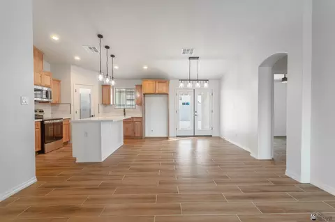 Living - 10771 E 45 Pl, Yuma, AZ 85367 photo 2 of 3