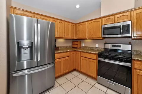 Kitchen - 11626 E 35 St, Yuma, AZ 85367 photo 4 of 5