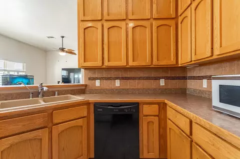 Kitchen - 10667 E 38 Pl, Yuma, AZ 85365 photo 3 of 4