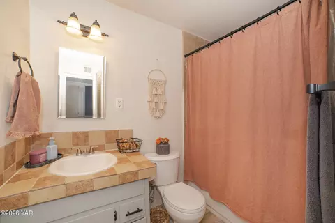 Bath - 1070 E 26th Pl, Yuma, AZ 85365 photo 1 of 2