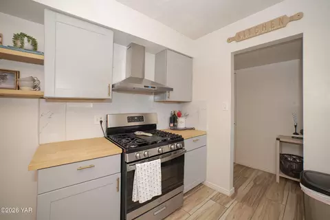 Kitchen - 1070 E 26th Pl, Yuma, AZ 85365 photo 3 of 4