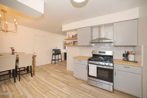 Kitchen - 1070 E 26th Pl, Yuma, AZ 85365 photo 4 of 4