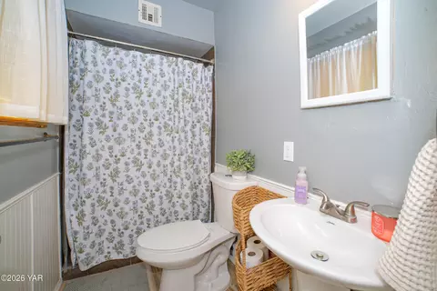 Bath - 1070 E 26th Pl, Yuma, AZ 85365 photo 2 of 2