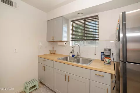 Kitchen - 1070 E 26th Pl, Yuma, AZ 85365 photo 2 of 4
