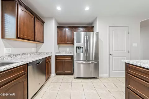 Kitchen - 10253 E 34th St, Yuma, AZ 85365 photo 3 of 5