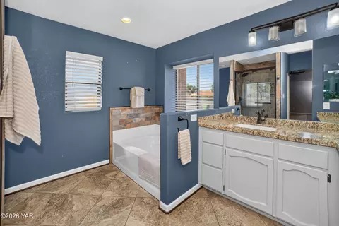 Bath - 8317 E Olive Ann Ln, Yuma, AZ 85365 photo 3 of 5