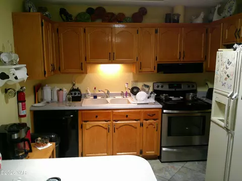 Kitchen - 13309 E 45th St, Yuma, AZ 85367 photo 1 of 1