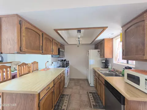 Kitchen - 11265 E 35th Pl, Yuma, AZ 85367 photo 1 of 2