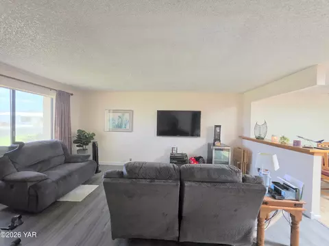 Living - 11265 E 35th Pl, Yuma, AZ 85367 photo 2 of 2