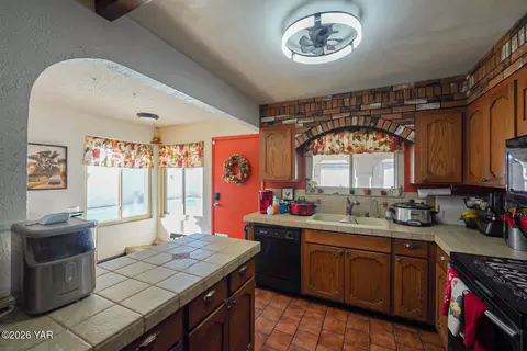 Kitchen - 1767 E 26th Pl, Yuma, AZ 85365 photo 1 of 2