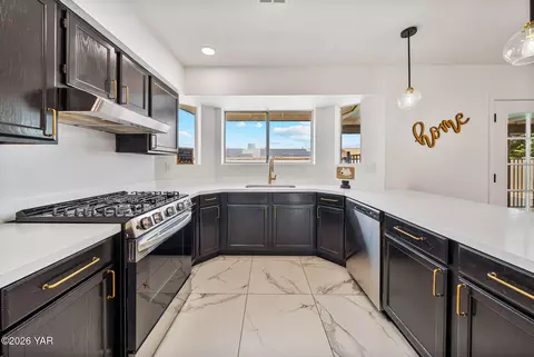 Kitchen - 7332 E 24th Ln, Yuma, AZ 85365 photo 2 of 4