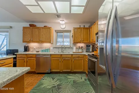 Kitchen - 13334 E 34th Pl, Yuma, AZ 85367 photo 1 of 3