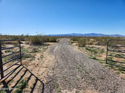 000 W Cielo Rd, Yucca, AZ 86438
