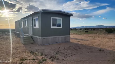 3155 W Brittlebush Dr, Yucca, AZ 86438