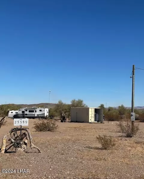 25599 La Posa Rd, Bouse, AZ 85325