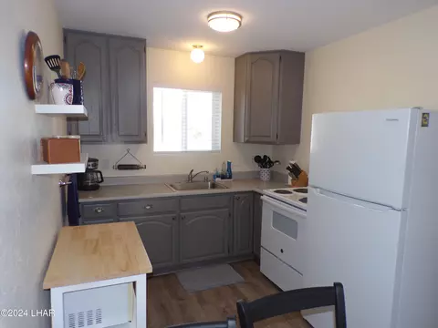 Kitchen - 44351 Main St, Bouse, AZ 85325 photo 5 of 9