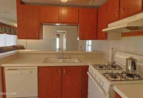 Kitchen - 27625 Frame Ave, Bouse, AZ 85325 photo 4 of 7