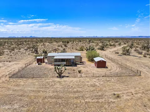 6705 E Red Barrel Rd, Yucca, AZ 86438