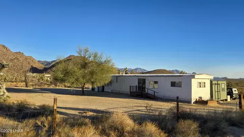 11948 S Carrow Rd, Yucca, AZ 86438