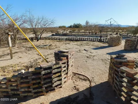 Exterior - 47752 Quail Walk Ln, Bouse, AZ 85325 photo 6 of 8