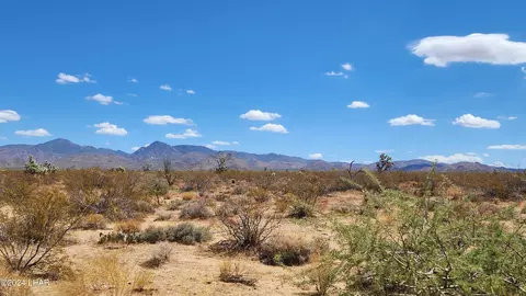 496 S Billy The Kid Rd, Yucca, AZ 86438