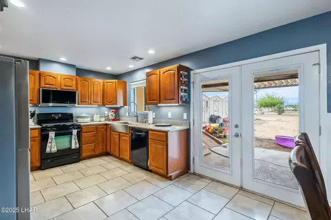Kitchen - 3030 E Gordon Dr, Kingman, AZ 86409 photo 3 of 5